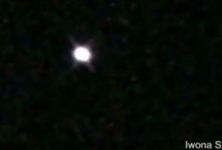 Un fermo immagine tratto dal video di Iwona S. in cui si può osservare una sfera di luce sorvolare la zona di Dragona.