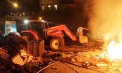 L’edificio è stato distrutto, la struttura crolla dentro